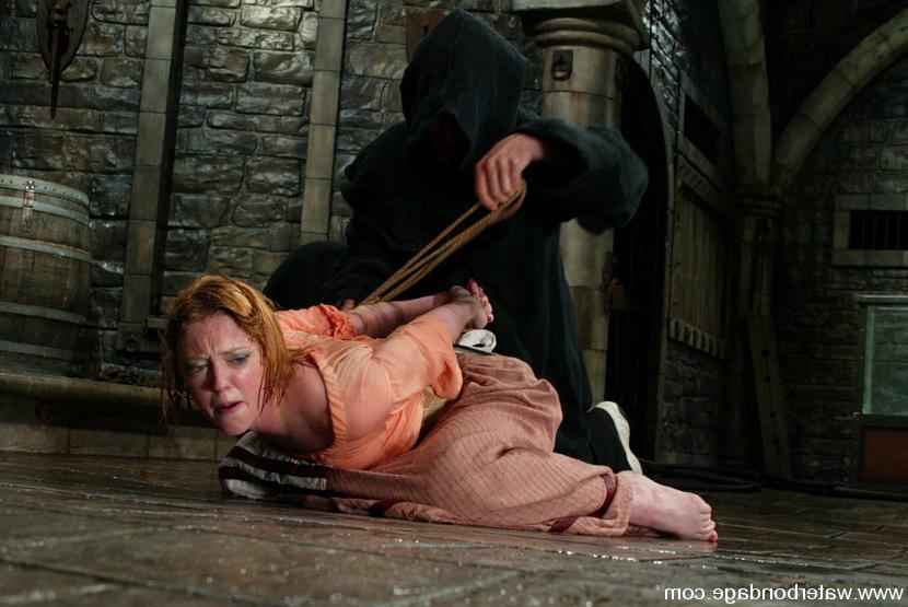 15P Darling enters a fantasy world of bondage and pain.