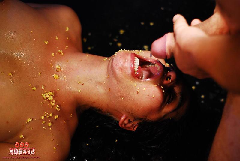 15P Amateur peeing orgy with a hot pissdrinking babe