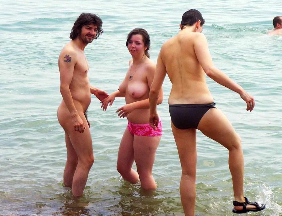 15P Tanning nude hottie exposes her perfect body