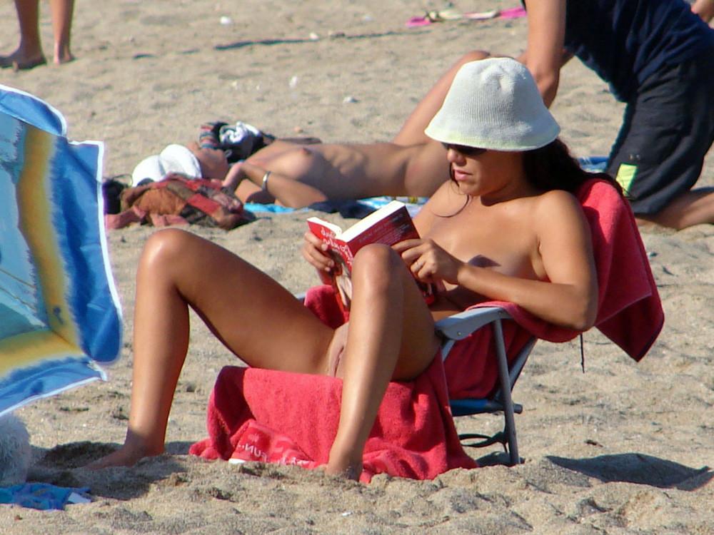 15P Tanning nude hottie exposes her perfect body