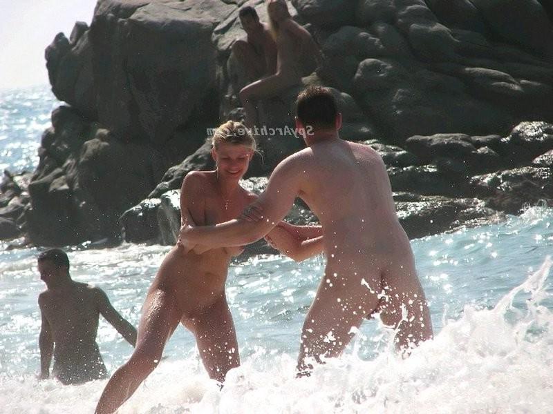 7P Hidden photos of sexy chicks on the beach