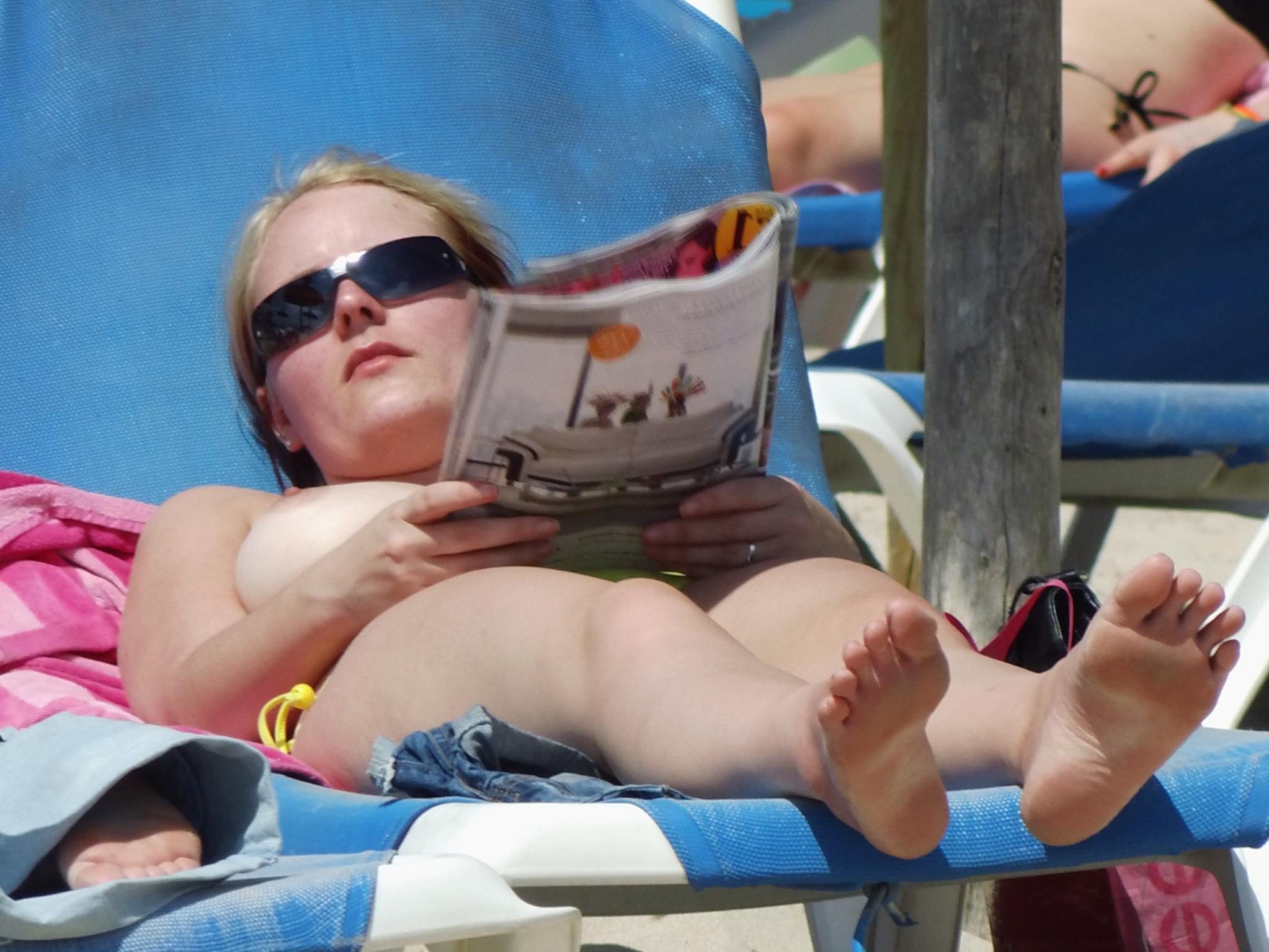 15P Watch this nudist girl rubbing sand on her body
