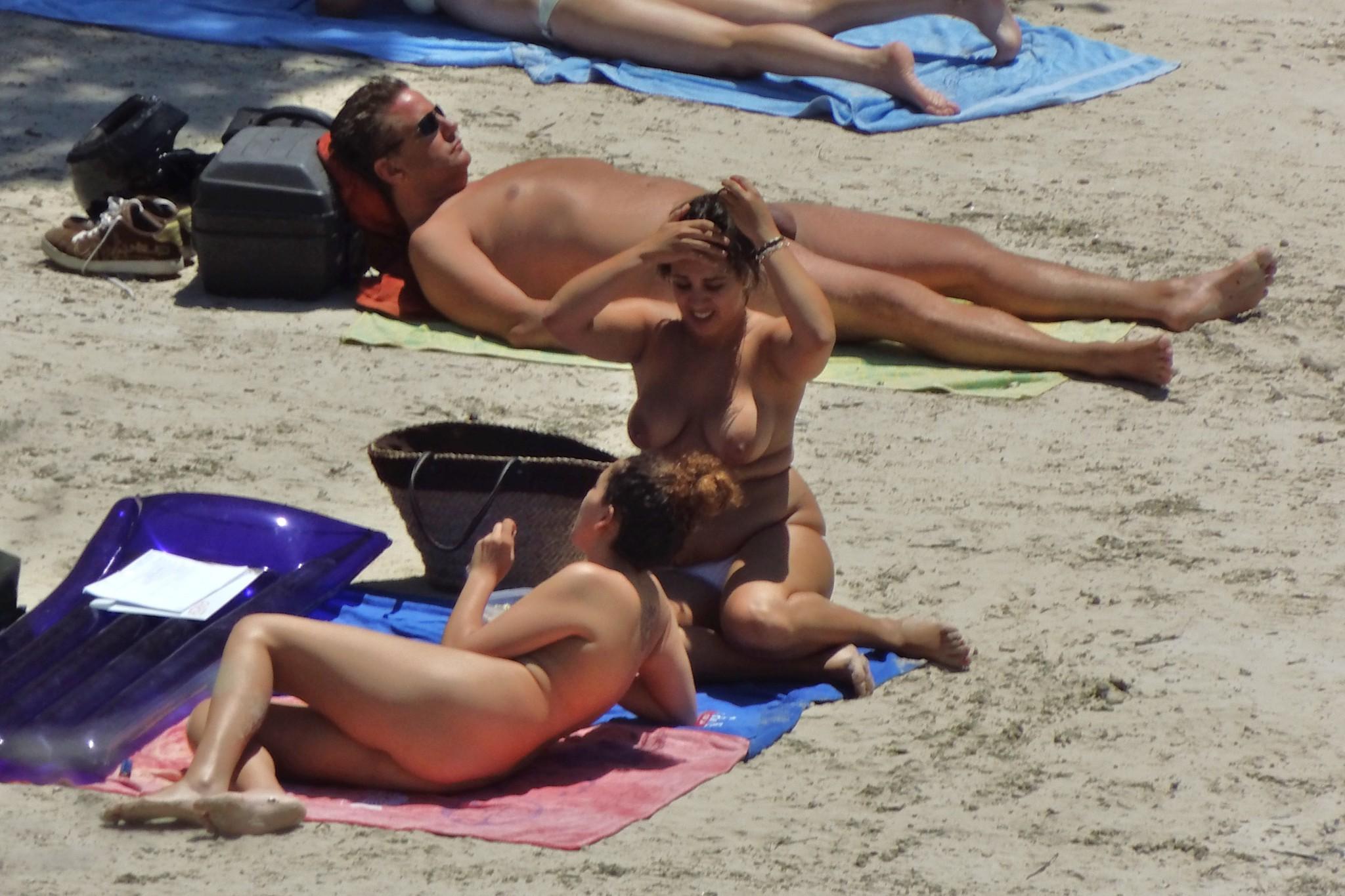 15P Watch this nudist girl rubbing sand on her body