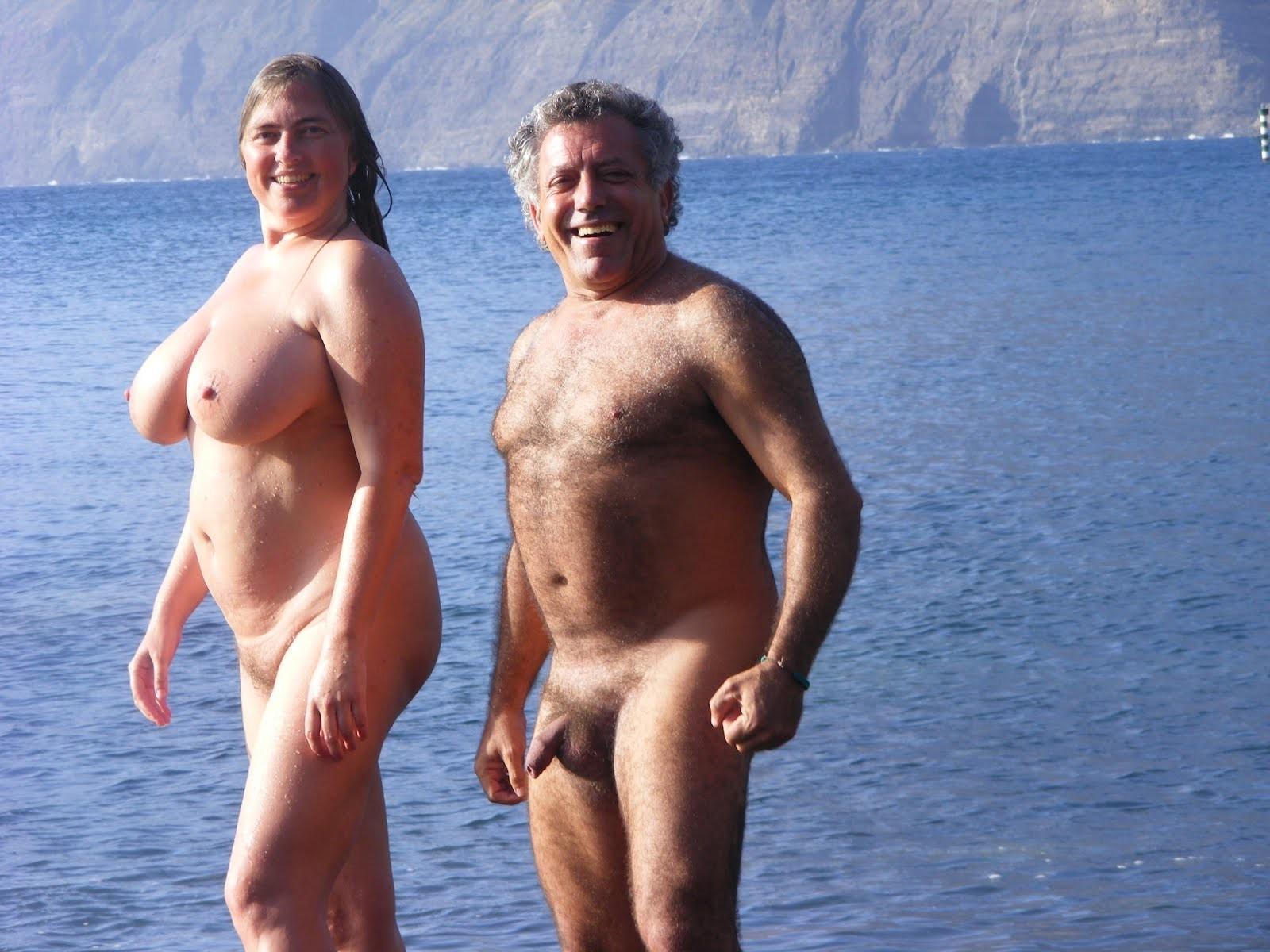 15P Watch this nudist girl rubbing sand on her body