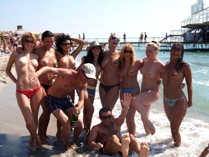 15P Watch a naked chick at the beach tan her hot body