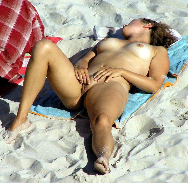 15P Heating up the beach by exposing her giant boobs