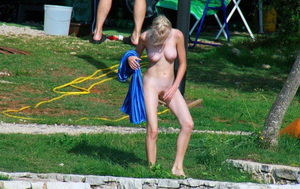 15P Heating up the beach by exposing her nude figure
