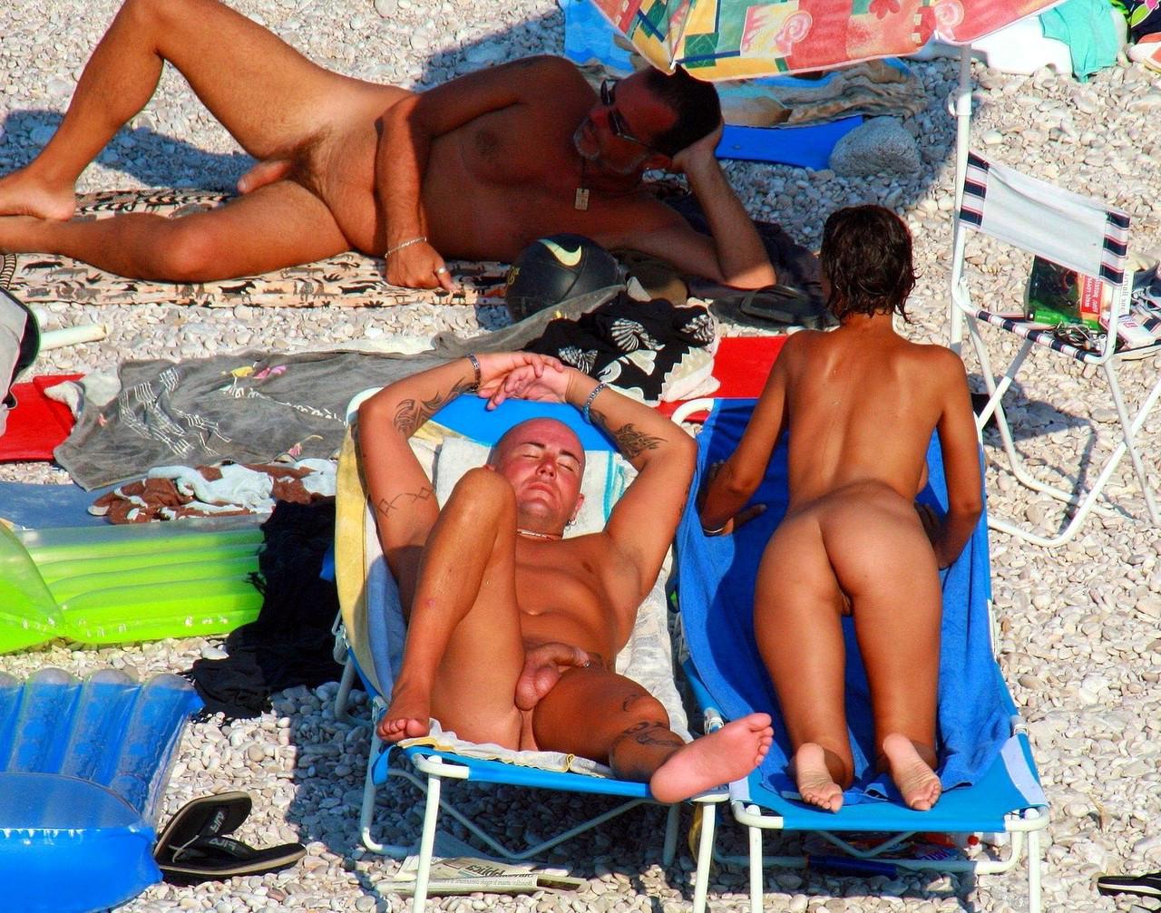 15P Tanning nude hottie exposes her perfect body