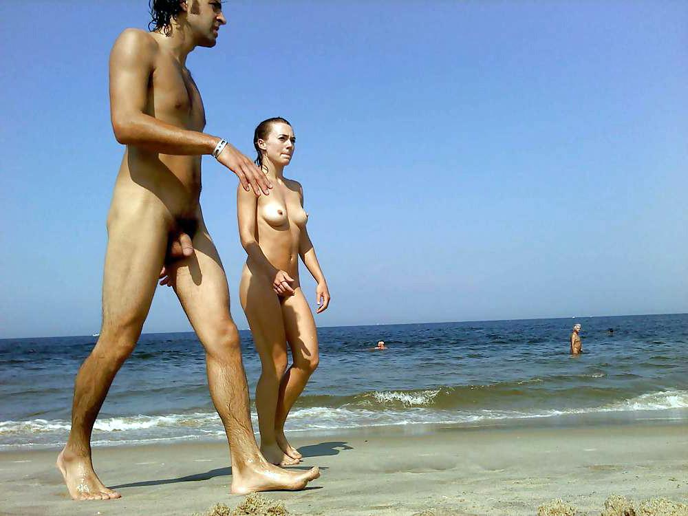 15P Heating up the beach by exposing her nude figure