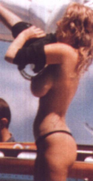 15P Italian Babe Alessia Marcuzzi showing off her sexy Body
