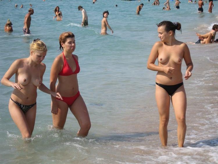 15P Heating up the beach by exposing her nude figure