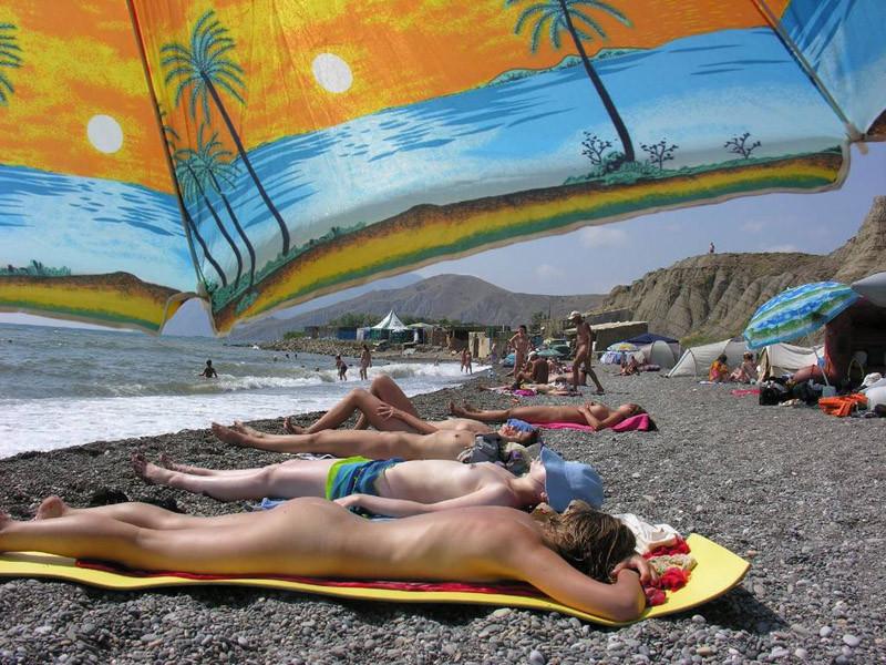 15P Heating up the beach by exposing her nude figure