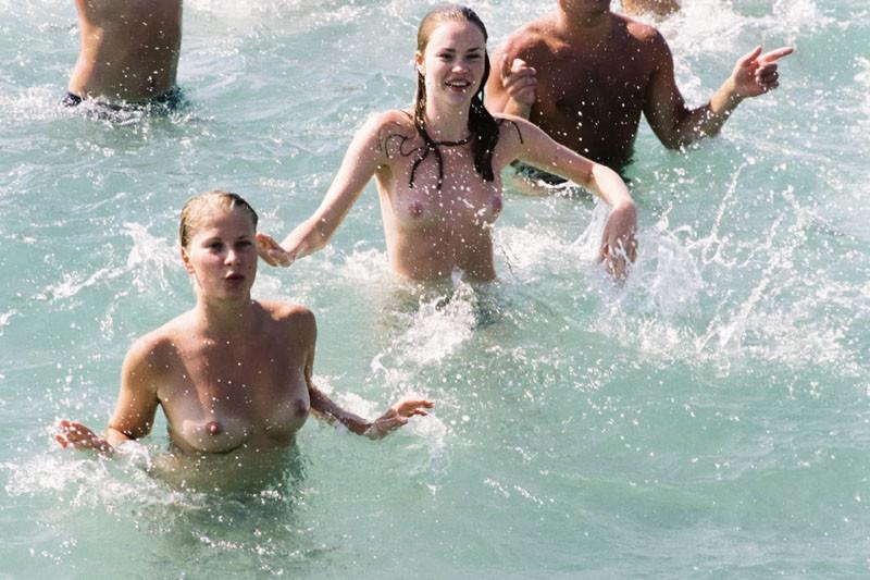 15P Heating up the beach by exposing her nude figure