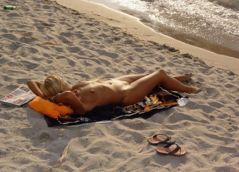 15P Naughty babe shows off her privates on the sand