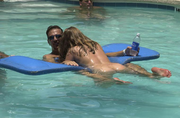 15P Couple of nudists caught fooling naked in the surf