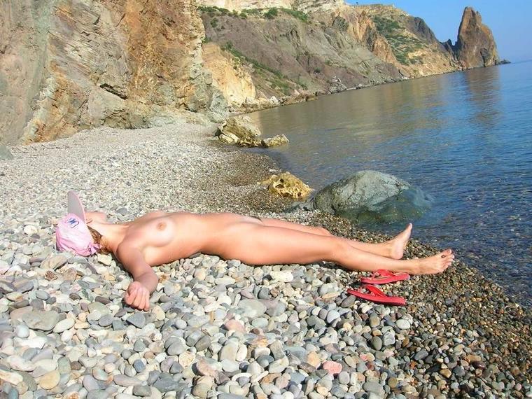 15P Couple of nudists caught fooling naked in the surf