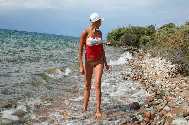 15P Curvy young nudist lets the sun kiss her body