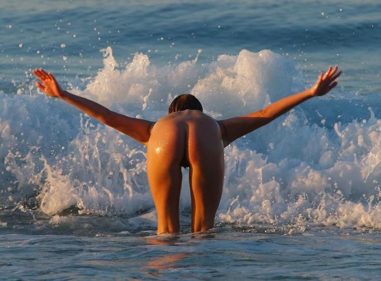 15P Wild naked chick has a great time at a nude beach
