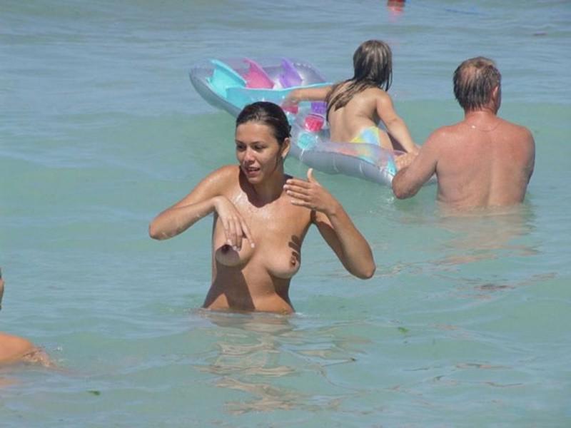 15P Everyone wants to be this gorgeous nudist's friend