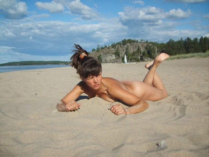 15P Everyone wants to be this gorgeous nudist's friend