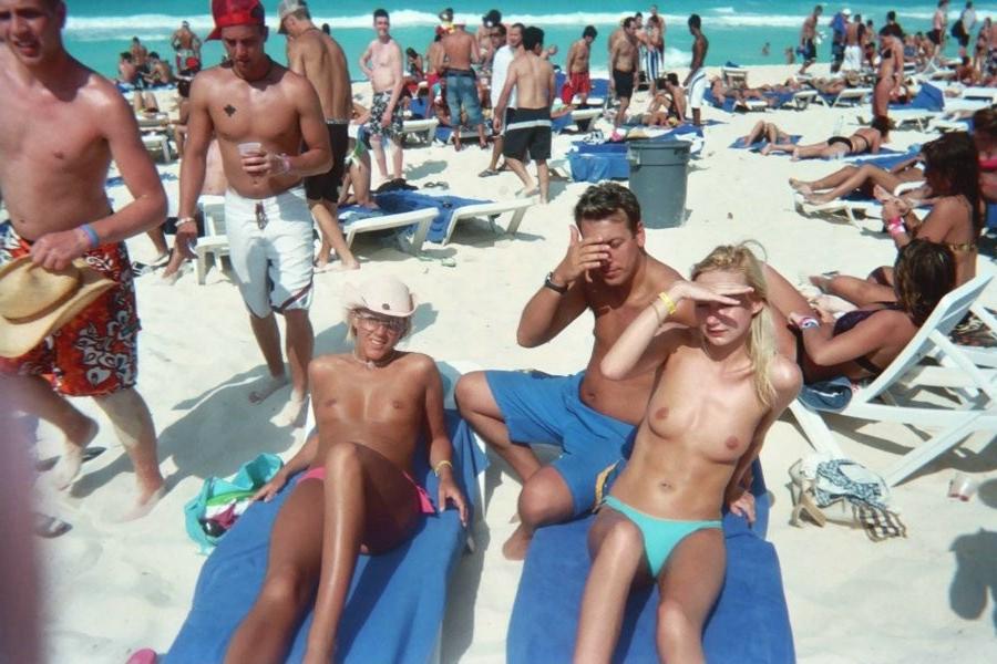 15P Tanning nude babe exposes her perfect body
