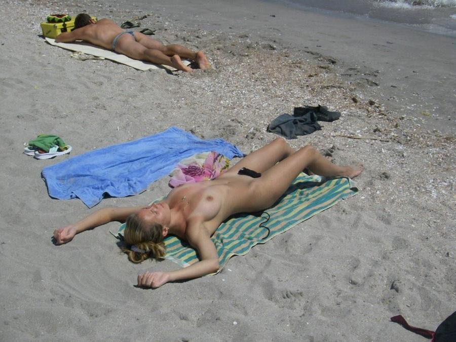 15P Tanning nude babe exposes her perfect body