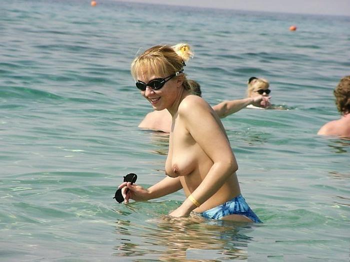 15P Sexy teen shocks the beach when she strips nude