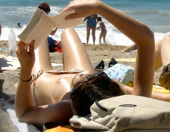 10P Blonde Nudistin zieht sich an einem öffentlichen Strand nackt aus