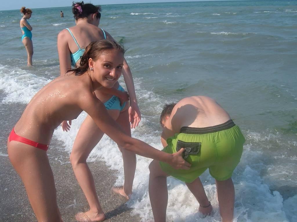 10P Blonde Nudistin zieht sich an einem öffentlichen Strand nackt aus