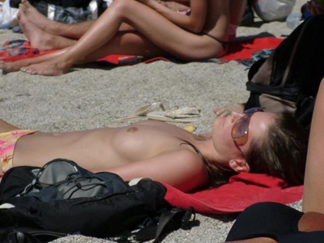 15P Ihr langer, schlanker, nackter Körper sieht in der Sonne großartig aus
