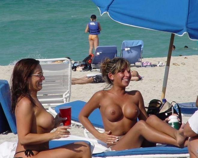 15P Everyone wants to be this gorgeous nudist's friend