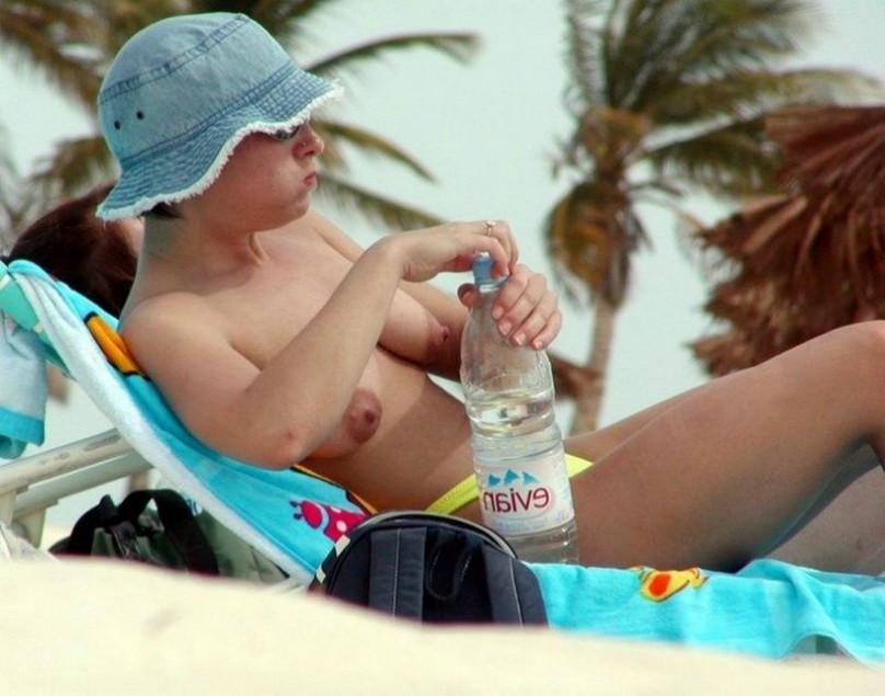 15P Everyone wants to be this gorgeous nudist's friend