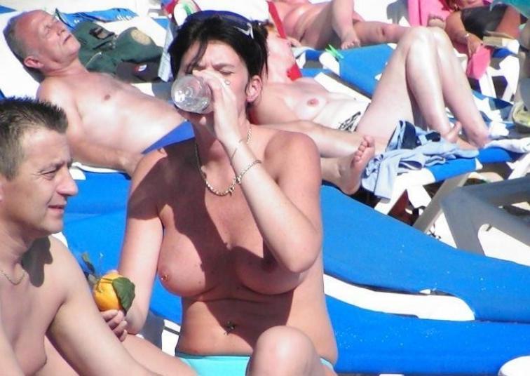 15P Everyone wants to be this gorgeous nudist's friend