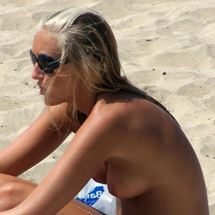 15P Watch a naked chick at the beach tan her hot body
