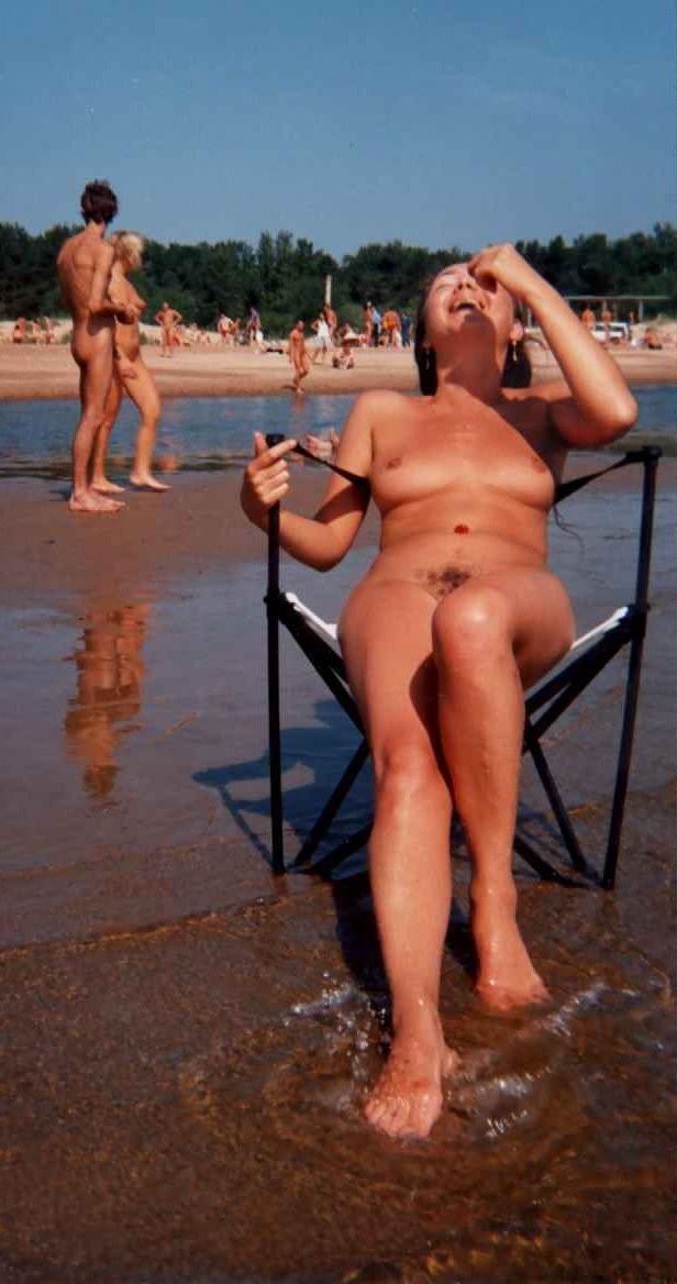 15P Heating up the beach by exposing her nude figure