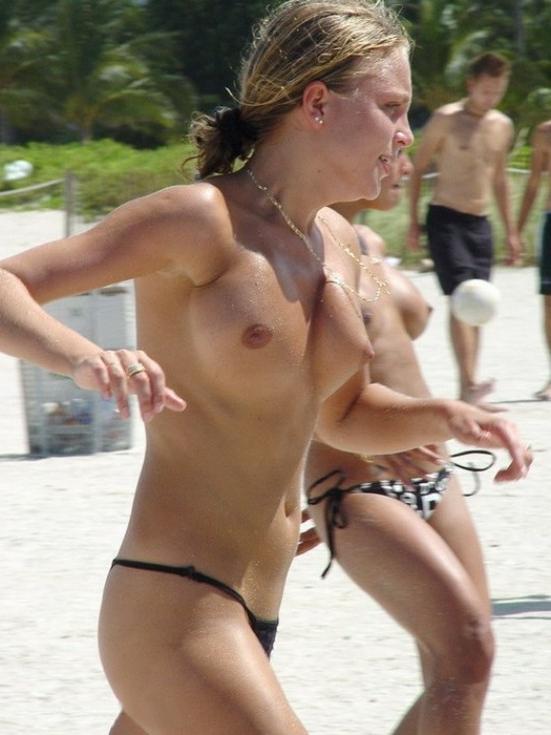 15P Heating up the beach by exposing her nude figure