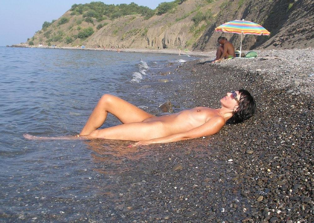 15P The temperature is rising thanks to these nudists