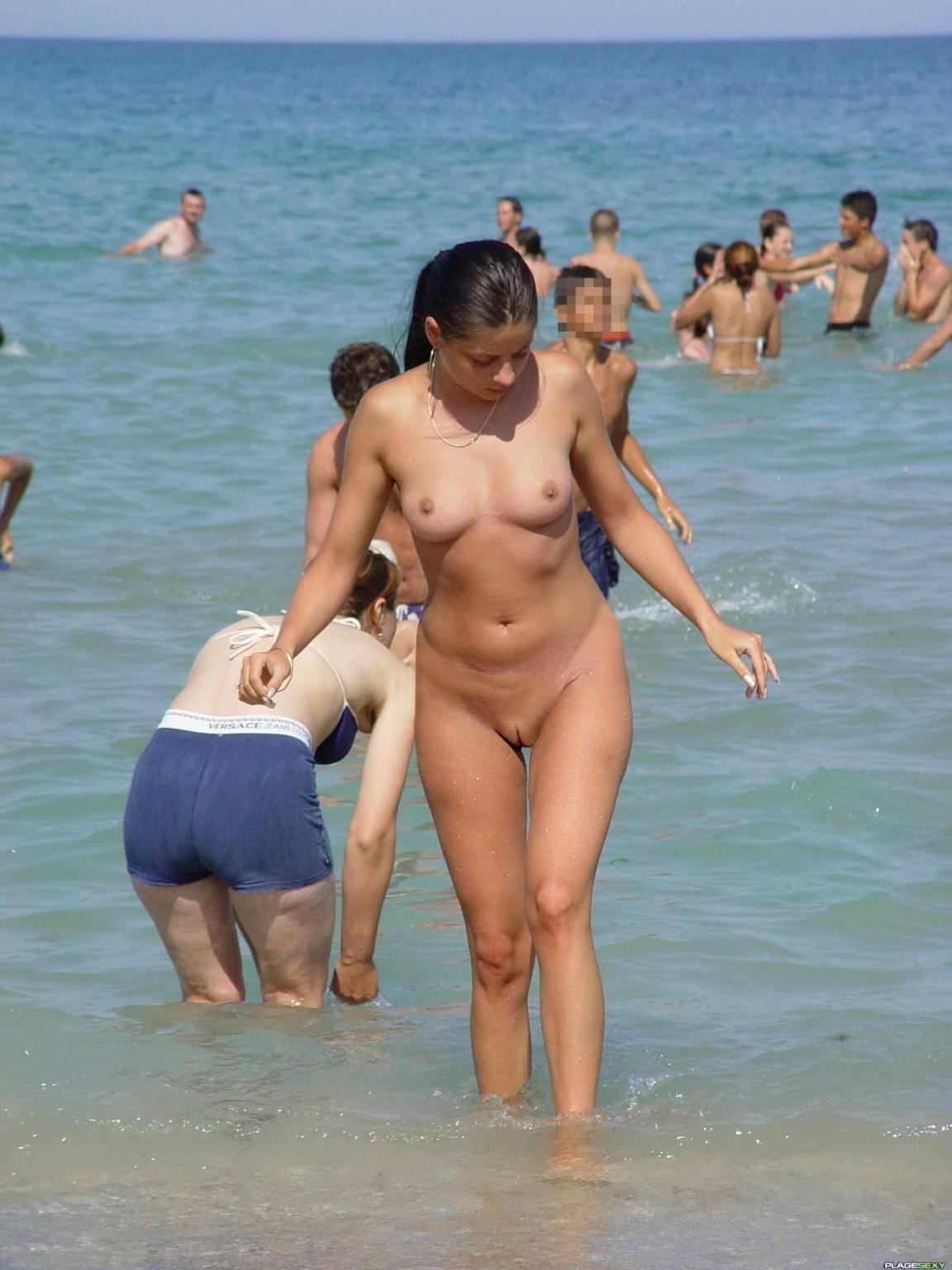 15P Perky breasted teen babe shows off her nude body
