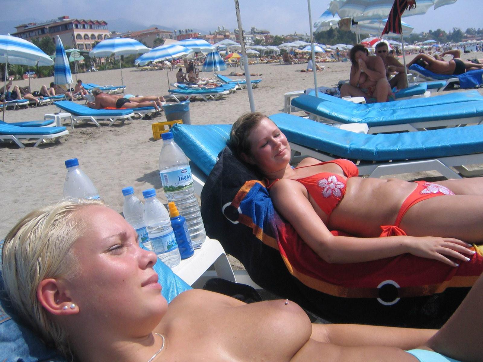 15P You'll love seeing this curvy nudist strip naked