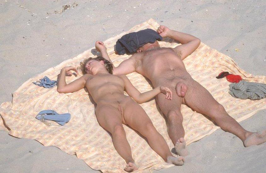 15P You'll love seeing this curvy nudist strip naked