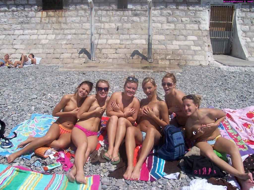 15P Her sexy body gets a tan after she strips naked