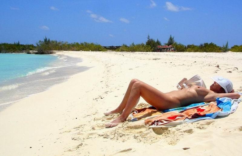15P Curvaceous nude teen poses in the warm water