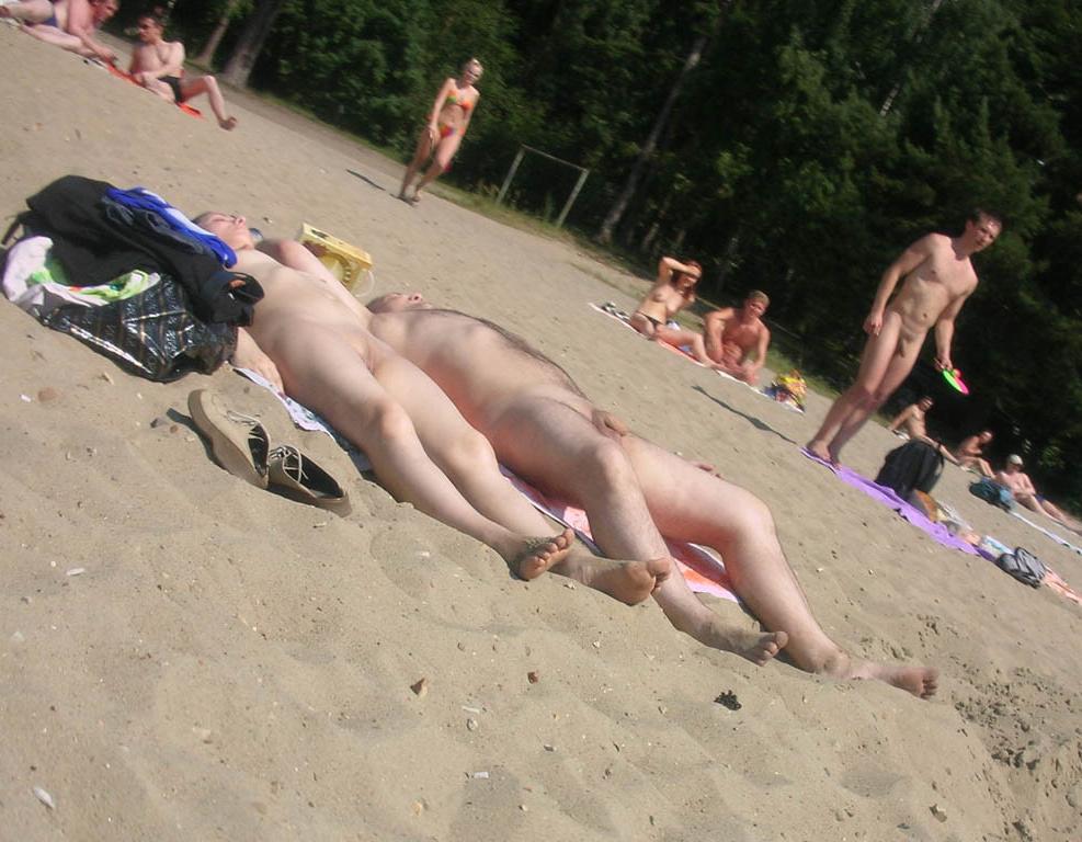 15P Curvaceous nude teen poses in the warm water