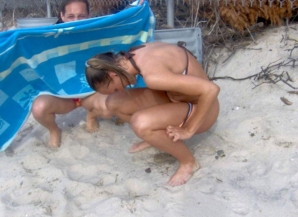 15P Nudist girls lay out in the sun totally exposed