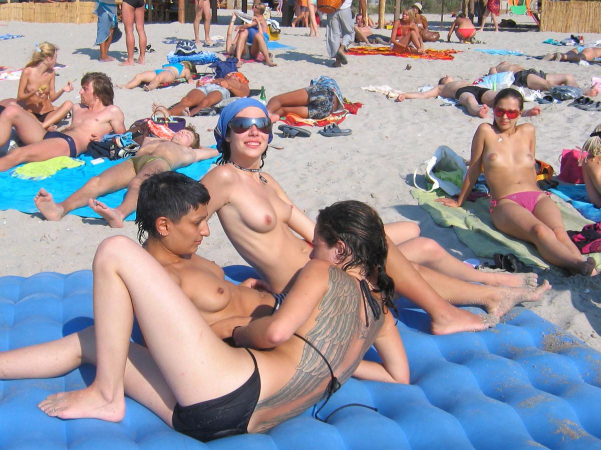 15P Nudist girls lay out in the sun totally exposed