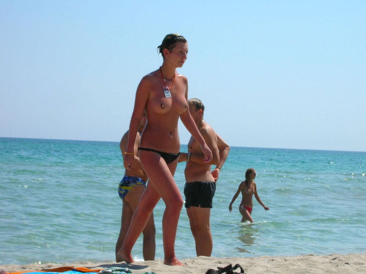 15P Nudist girls lay out in the sun totally exposed