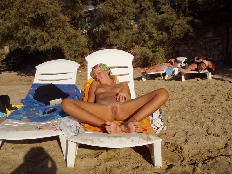 15P Skinny babe impresses the nude beach with her body