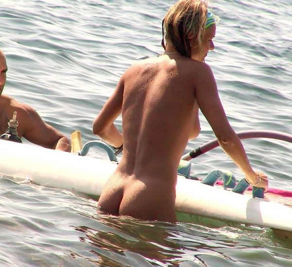 15P Skinny babe impresses the nude beach with her body