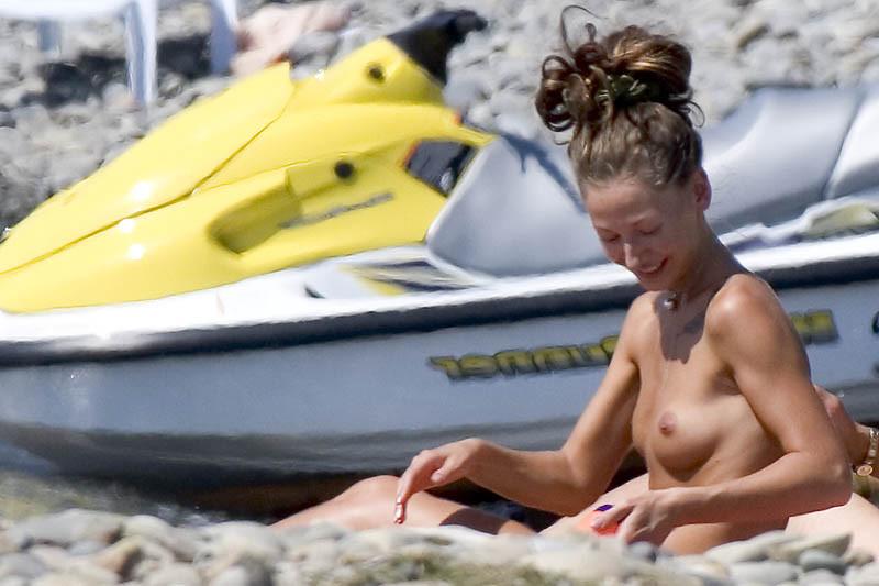 15P Everyone wants to be this gorgeous nudist's friend