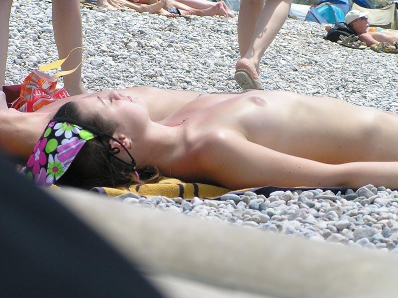 15P Wild naked chick has a great time at a nude beach